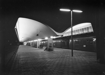 153220 Gezicht op een perron van het N.S.-station Rotterdam C.S. te Rotterdam met rechts enkele treinstellen mat. 1946 ...